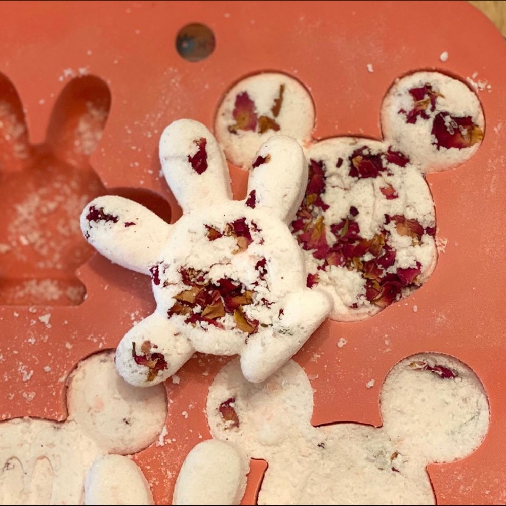 Cinnamon roll bath bombs with rose petals